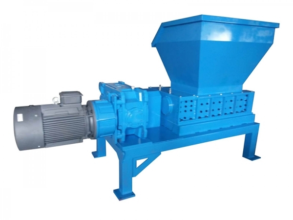可滿足各種行業(yè)廢料回收要求的單軸撕碎機